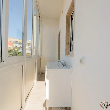 Fifth Floor Flat By Apulia 公寓